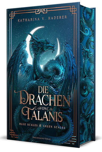 Das Cover zeigt einen blauen chinesischen Drachen mit Flügeln vor einer leuchtenden Mondsichel. Der Hintergrund ist blau gehalten. Umrandet wird das Cover von einem kupferfarbenen Rahmen. Titel und Autorinnenname sind von gleicher Farbe. Der Buchschnitt ist blau und zeigt den Drachen vom Cover.